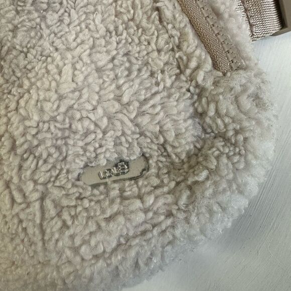 Lole’ Sherpa Belt Bag (cream) - Picture 3 of 8